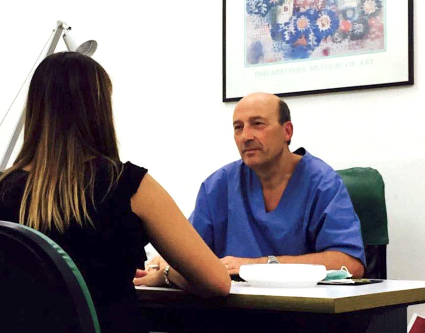 Alessandro Monopoli alla scrivania